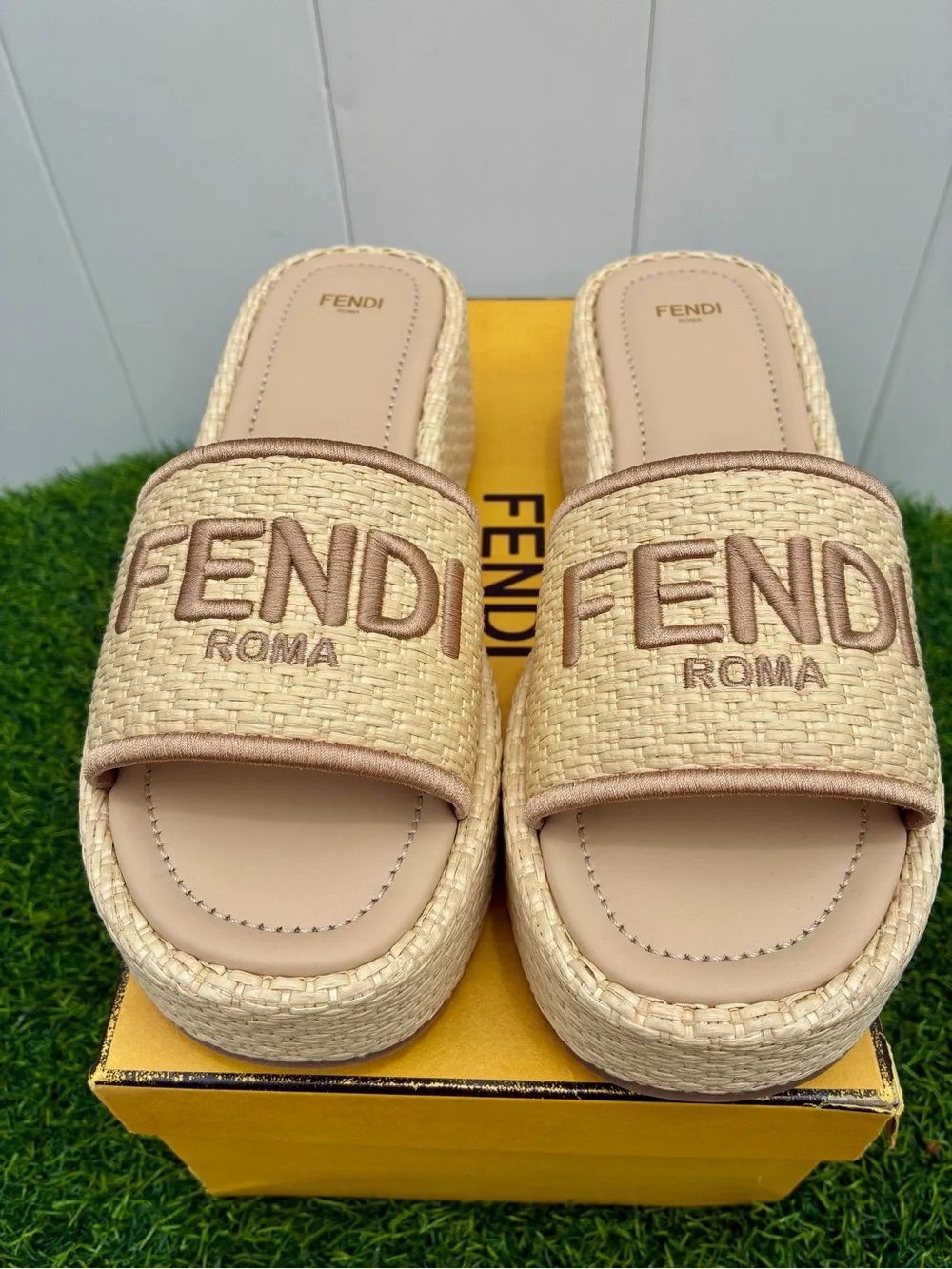 FENDI SUNSHINE NATURAL RAFFIA PLATFORM SLIDE SANDALS EMBROIDERED LOGO SZ 40 NEW